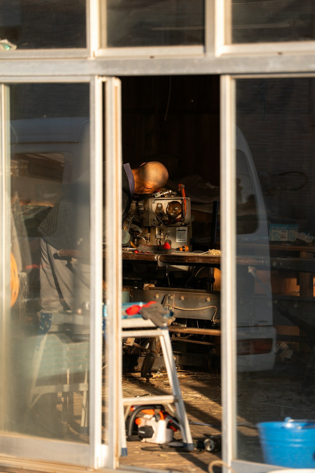 about-me-01 man-working-in-a-workshop-with-tools-and-a-van-aammjc4myfa
